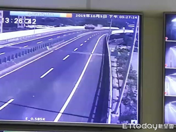 ▲▼台64線高架快速道路貨櫃車翻車監視器畫面曝光。（圖／記者陳豐德翻攝）