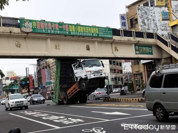 ▲▼台南砂石車撞天橋！（圖／翻攝臉書「台南爆料公社」）