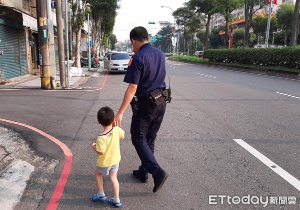 ▲桃園市平鎮區某幼兒3歲李姓幼童，4日上午溜出園區逛大街，被員警發現牽起小手帶回派出所安置。（圖／記者沈繼昌翻攝）