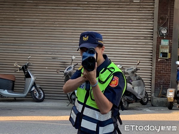 ▲▼新北警祭出「三眼魔神」專抓超速的電動自行車。（圖／記者陳豐德翻攝）