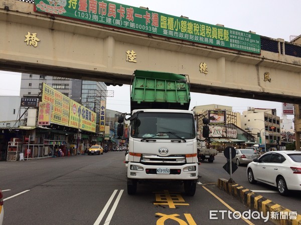 ▲31歲羅姓大貨車駕駛，忘記將大貨車後車斗放下，而一路行駛到西門路、公園北路口「民德路橋」時，車斗撞上路橋，貨車卡在陸橋。（圖／記者林悅翻攝，下同）