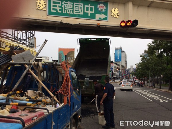 ▲31歲羅姓大貨車駕駛，忘記將大貨車後車斗放下，而一路行駛到西門路、公園北路口「民德路橋」時，車斗撞上路橋，貨車卡在陸橋。（圖／記者林悅翻攝，下同）