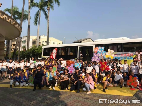 ▲台南市警五分局接連辦理校園大型車交安宣導活動，於現場實際模擬大型車容易忽略的四方死角範圍，讓現場參與學生體驗。（圖／記者林悅翻攝，下同）