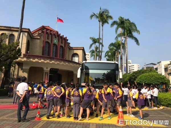 ▲台南市警五分局接連辦理校園大型車交安宣導活動，於現場實際模擬大型車容易忽略的四方死角範圍，讓現場參與學生體驗。（圖／記者林悅翻攝，下同）