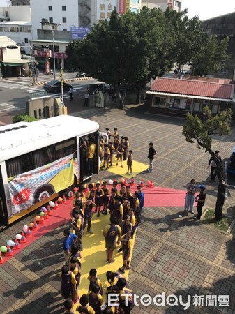 ▲台南市警五分局接連辦理校園大型車交安宣導活動，於現場實際模擬大型車容易忽略的四方死角範圍，讓現場參與學生體驗。（圖／記者林悅翻攝，下同）