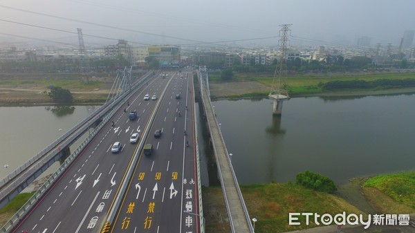 ▲台南鹽水溪橋橫跨鹽水溪並連接安南區及北區，歷經3年施工交通黑暗期，終於在10月5日全線開放通車。（圖／記者林悅翻攝，下同）