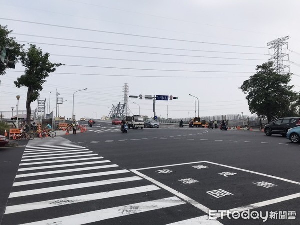 ▲台南鹽水溪橋橫跨鹽水溪並連接安南區及北區，歷經3年施工交通黑暗期，終於在10月5日全線開放通車。（圖／記者林悅翻攝，下同）