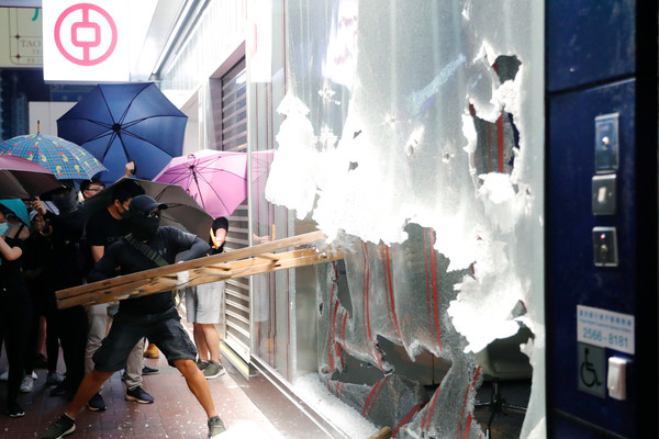 ▲▼香港多間銀行在示威遊行中遭受波及。（圖／路透）