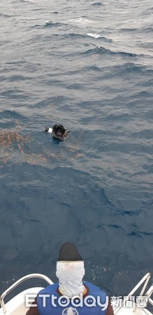 ▲屏東縣滿州佳洛水外海發現疑似域邱姓潛水客氣瓶             。（圖／記者陳崑福翻攝）