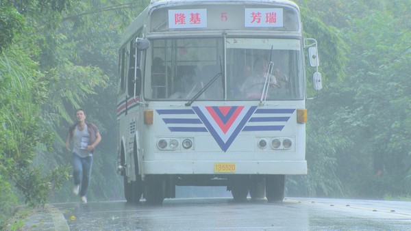 ▲傅子純《多情城市》雨天在山區追公車2小時 。（圖／民視提供）
