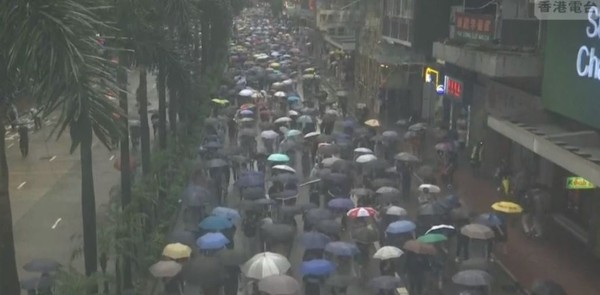 ▲▼民眾不畏風雨加入「反蒙面法」遊行。（圖／翻攝自香港電台視像新聞）