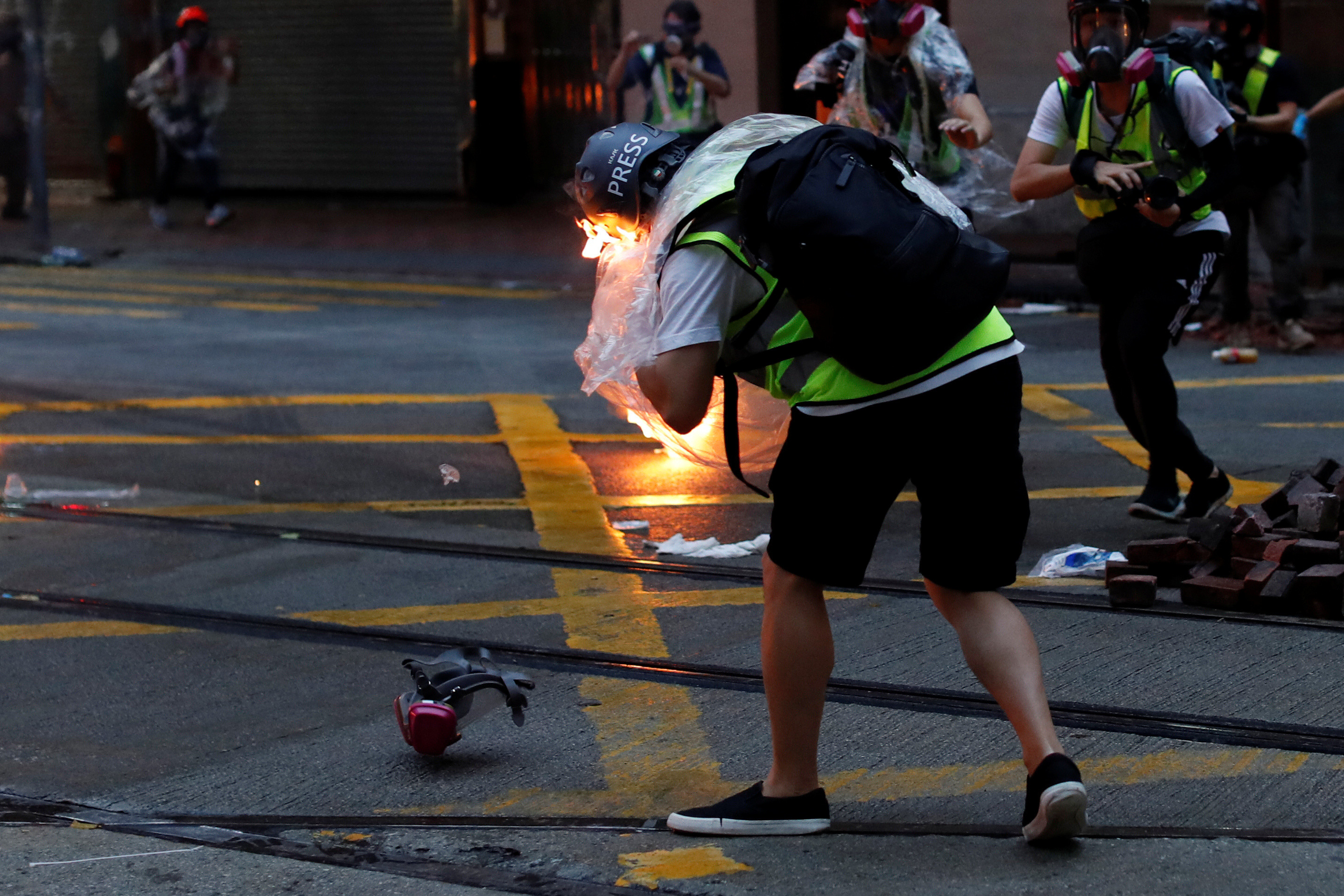 ▲▼香港遊街示威活動中，有記者頭部著火。（圖／路透）