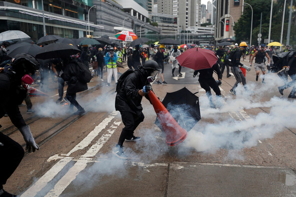 ▲香港示威者1006抗議蒙面法，警方發射催淚彈。（圖／路透）