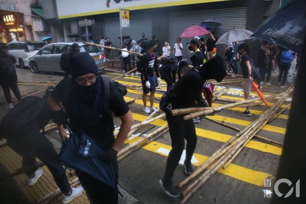 ▲香港1006抗議《禁蒙令》多區進行示威，有男子被「私了」，血流滿面大字躺地上。（圖／香港01）