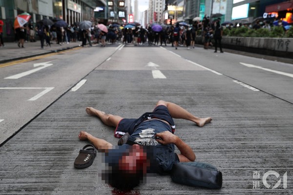 ▲香港1006抗議《禁蒙令》多區進行示威，有男子被「私了」，血流滿面大字躺地上。（圖／香港01）