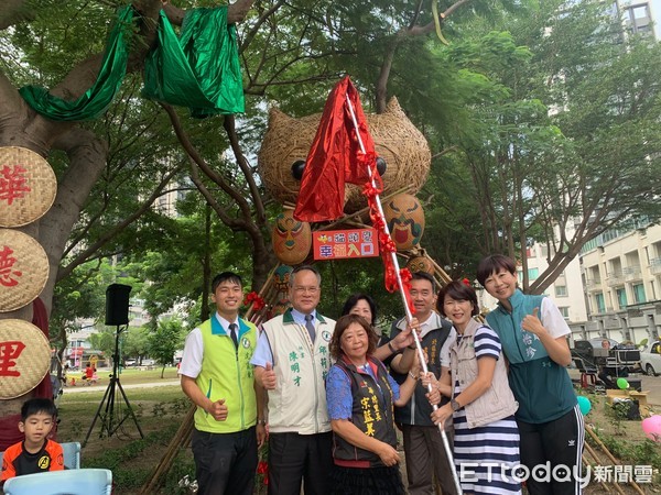 ▲台南孝德公園舉辦親子綠漾藝術迷宮開幕，活動結合重陽節親子活動，現場舉辦迷宮大挑戰，大人小孩玩得不亦樂。（圖／記者林悅翻攝，下同）　