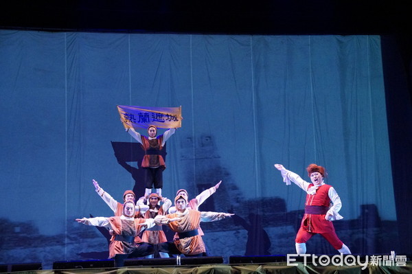 ▲紙風車劇團「368鄉鎮市區兒童藝術工程」巡演台南，第2場次白河運動公園登場，給孩子們一個美好驚奇的夜晚。（圖／記者林悅翻攝，下同）