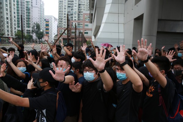▲香港2男女周六凌晨涉堵路時戴口罩，成蒙面法生效後首案。（圖／香港01授權提供）