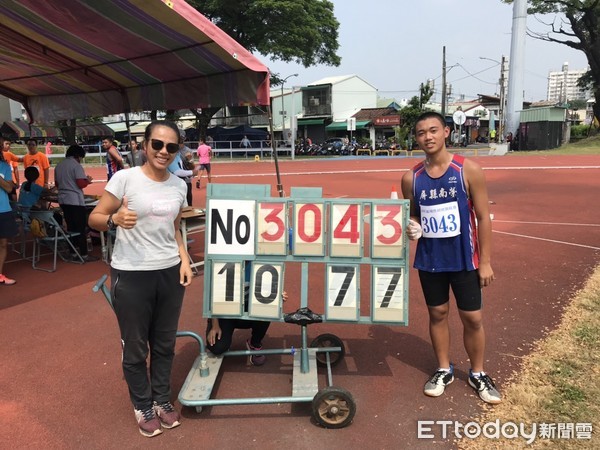 ▲屏東縣崁頂鄉南榮國中田徑隊選手陳炳宏克服腰傷，鉛球比賽破大會紀錄，             。（圖／記者陳崑福翻攝）