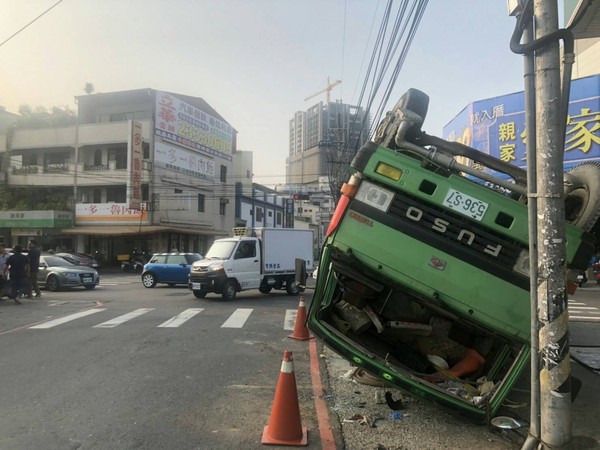 ▲大里區下午一輛灑水車翻覆，幸好沒有釀成大禍    。（圖／民眾提供）