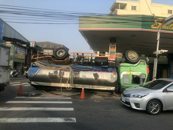 ▲大里區下午一輛灑水車翻覆，幸好沒有釀成大禍    。（圖／民眾提供）