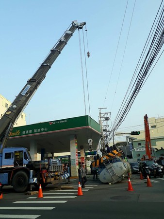 ▲大里區下午一輛灑水車翻覆，幸好沒有釀成大禍    。（圖／民眾提供）