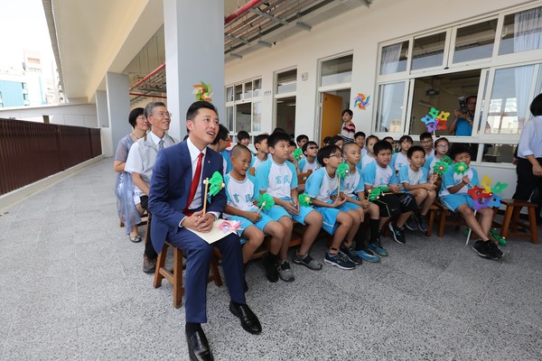 ▲新竹市長林智堅特別參與自然課，在新校舍與孩子一同體驗風的原理。（圖／新竹市政府提供）
