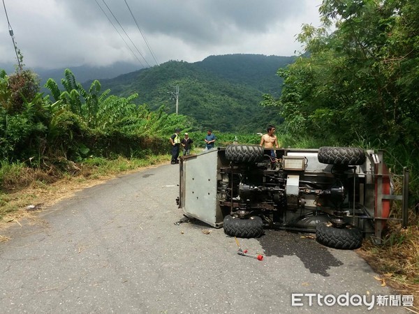 ▲農用噴藥車翻覆，駕駛命喪輪下。（圖／記者楊均典翻攝）