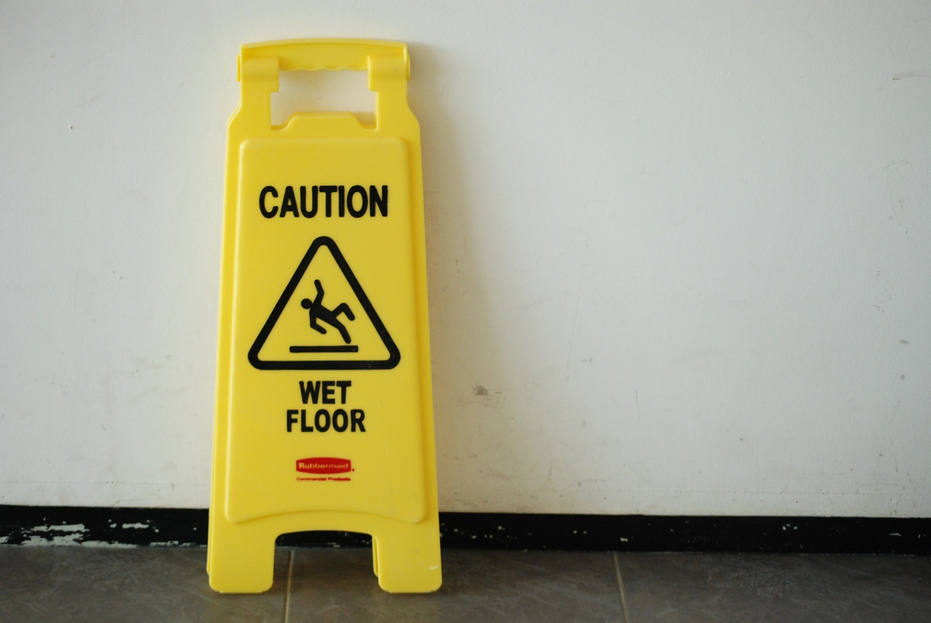 ▲▼小心地滑,小心滑倒,警告牌,警告標語,CAUTION WET FLOOR。（示意圖／pixabay）