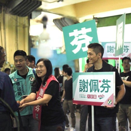 吳怡農（右）上週六出席與同黨立委參選人謝佩芬（中）等人合體掃街。（翻攝吳怡農臉書）