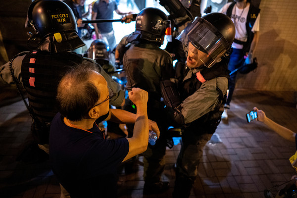 ▲▼香港《禁止蒙面規例》風波，示威者7日走上街頭，爆發警民衝突。（圖／（圖／路透））