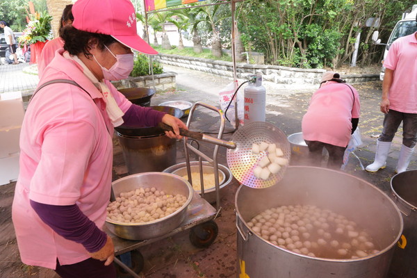 ▲▼ 如嘉年華般的「虱王爭霸」，現場提供民眾免費品嘗各式虱目魚料理。（圖／記者翁伊森翻攝）