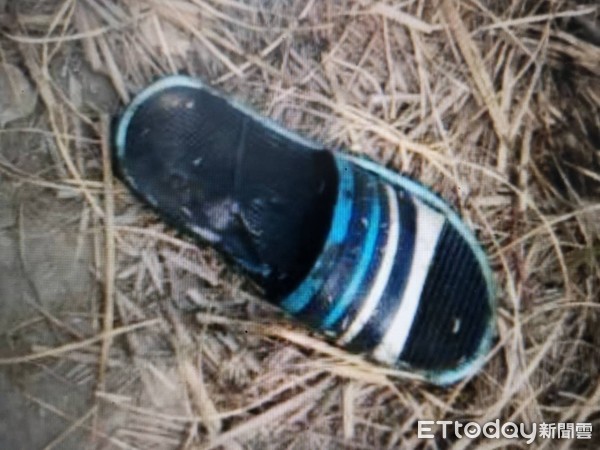 ▲彰化福興鄉發現1具死亡多日的中年男屍所穿的拖鞋。（圖／記者唐詠絮翻攝）