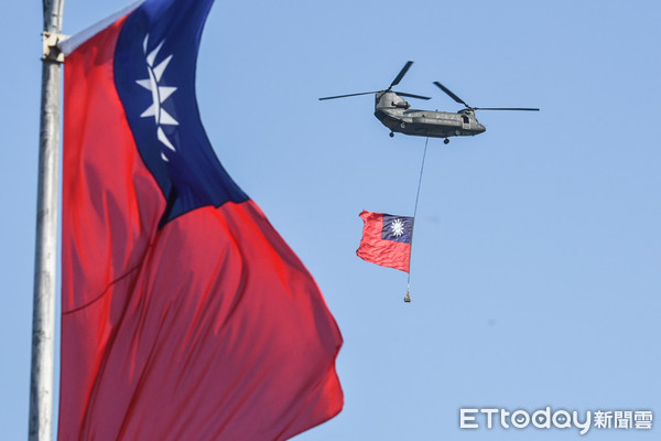 ▲陸軍航特運輸直升機吊掛巨型國旗進場。（圖／記者林敬旻攝）