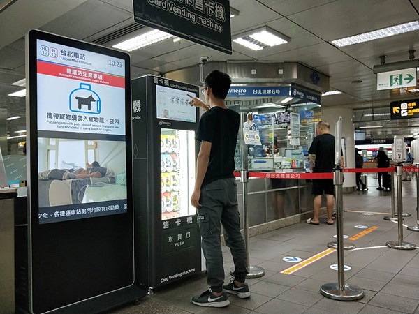 ▲▼北捷推出「台北捷運票卡e-Shop」，分別在台北車站、西門站，旅客得以11種支付方式及12種語言，選購13種票卡。（圖／台北捷運公司提供）