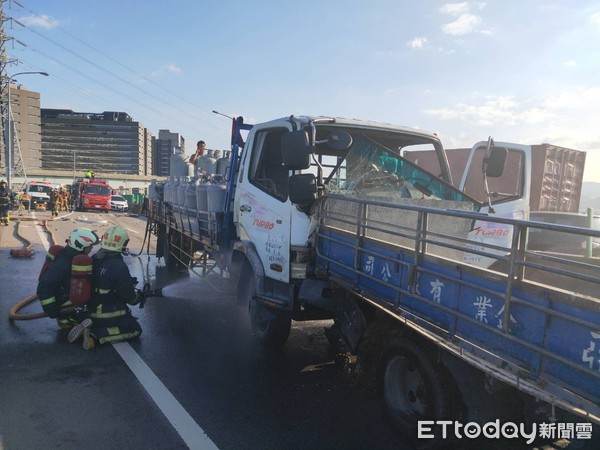 ▲▼台65線快速道路北上，發生8部車追撞             。（圖／記者陳以昇翻攝）