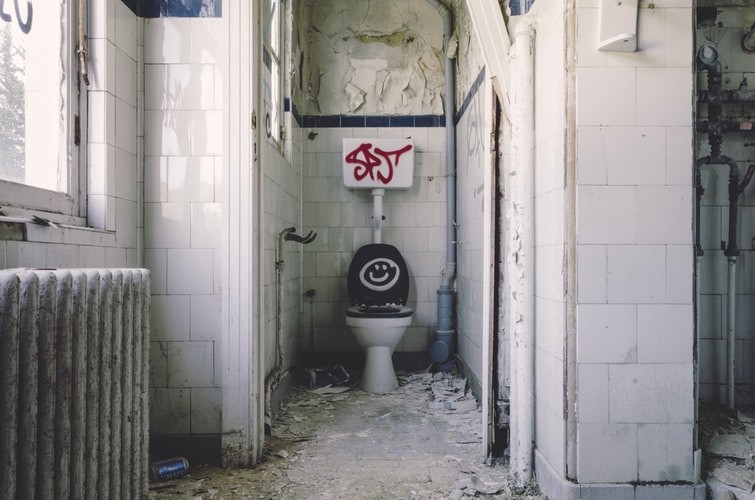 ▲▼廁所，髒廁所，骯髒廁所，廁所髒，廁所很髒 。（圖／Photo by Gabor Monori on Unsplash）