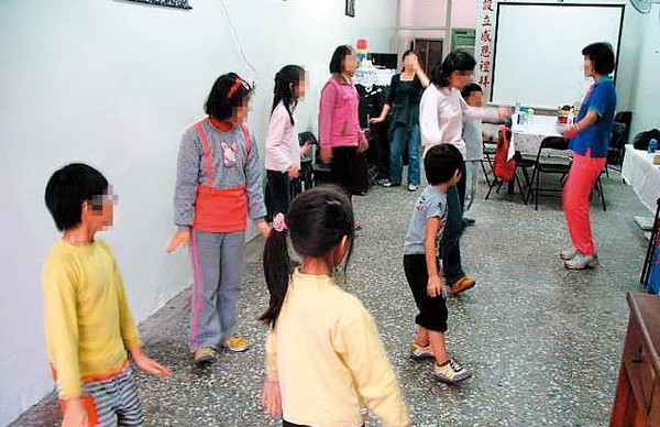 社子島福音中心常有志工帶領孩子進行團康活動。圖皆非當事人。（翻攝臉書）