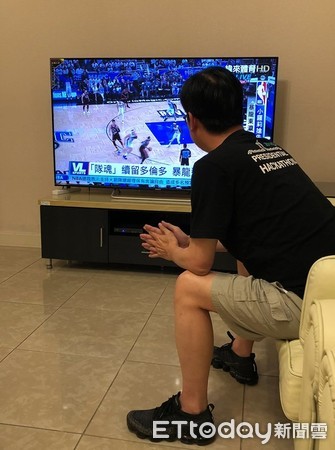 ▲陳其邁看NBA挺香港。（圖／翻攝自陳其邁臉書）