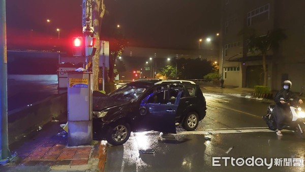 ▲▼陳男開車送4友人回家，卻在土城區遇到6名惡煞開車追撞還砸車打人，最後自撞電桿，4人送醫             。（圖／記者陳以昇翻攝）