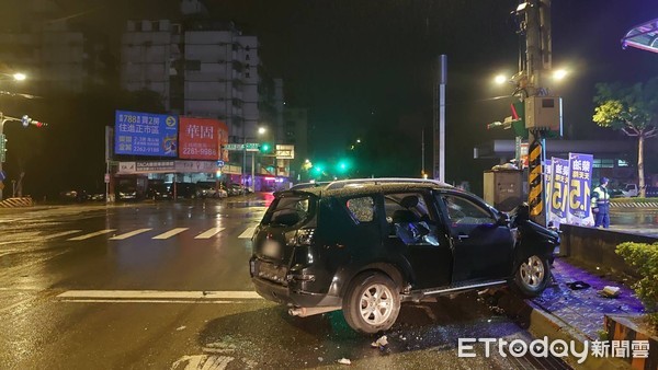 ▲▼陳男開車送4友人回家，卻在土城區遇到6名惡煞開車追撞還砸車打人，最後自撞電桿，4人送醫             。（圖／記者陳以昇翻攝）