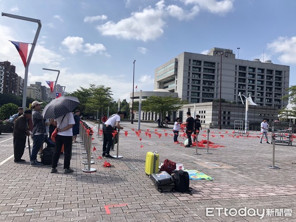 ▲▼民眾在台北市政府前卡位。（圖／記者楊亞璇攝）