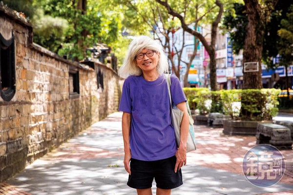 李幼鸚鵡鵪鶉小白文鳥投注一生於觀影和寫影評，生活簡樸，從未辦過手機。