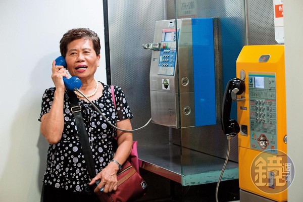 退休法官鄭麗燕不用手機，很會找公共電話，不覺得有何不便。