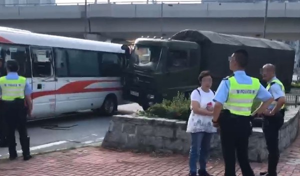 ▲▼香港學生巴士與解放軍車相撞。（圖／翻攝自Andy Yu 余德寶臉書）