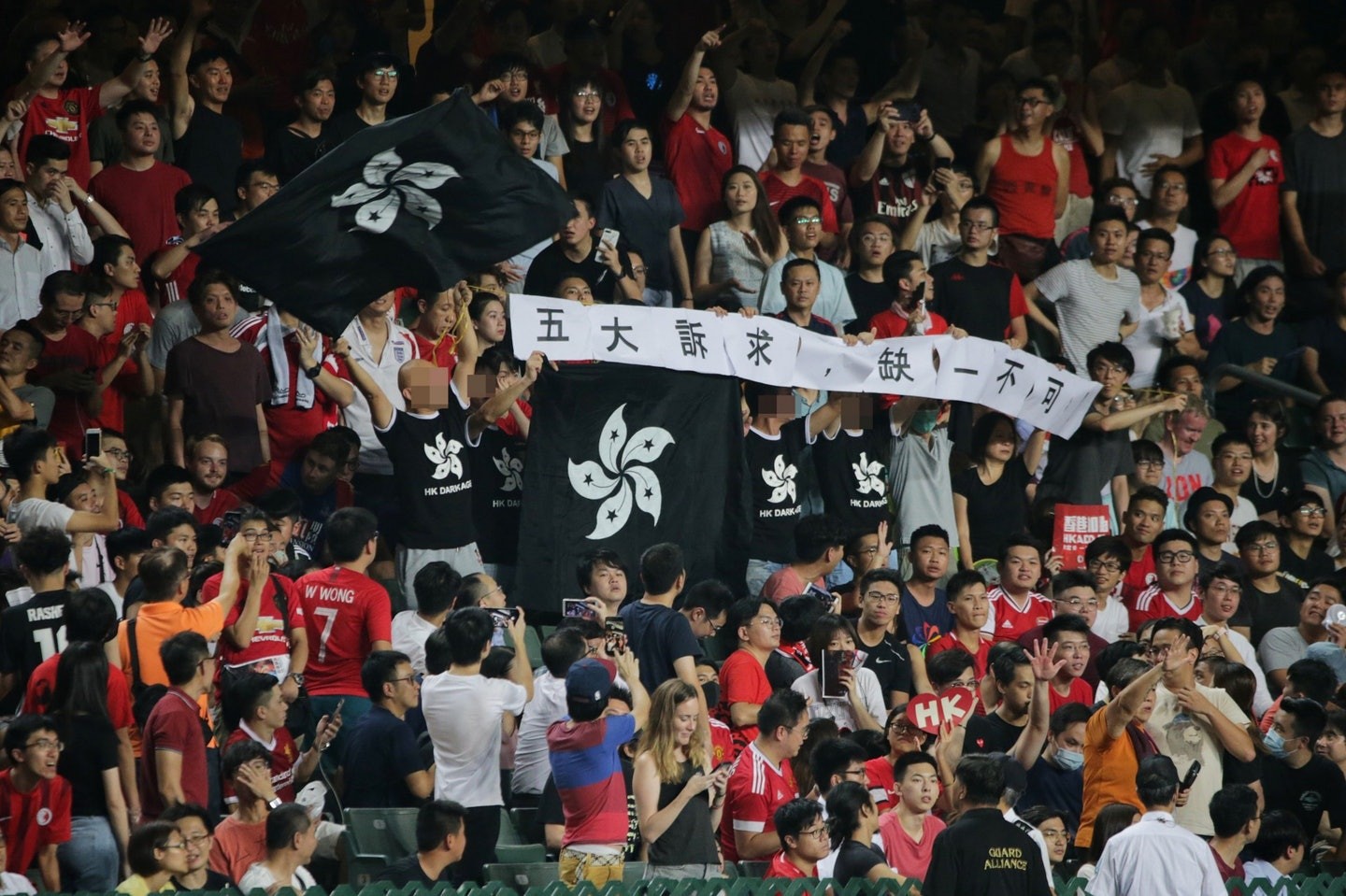 ▲▼香港對伊朗的世界盃外圍賽，球迷高叫口號及唱歌。（圖／香港01授權提供）