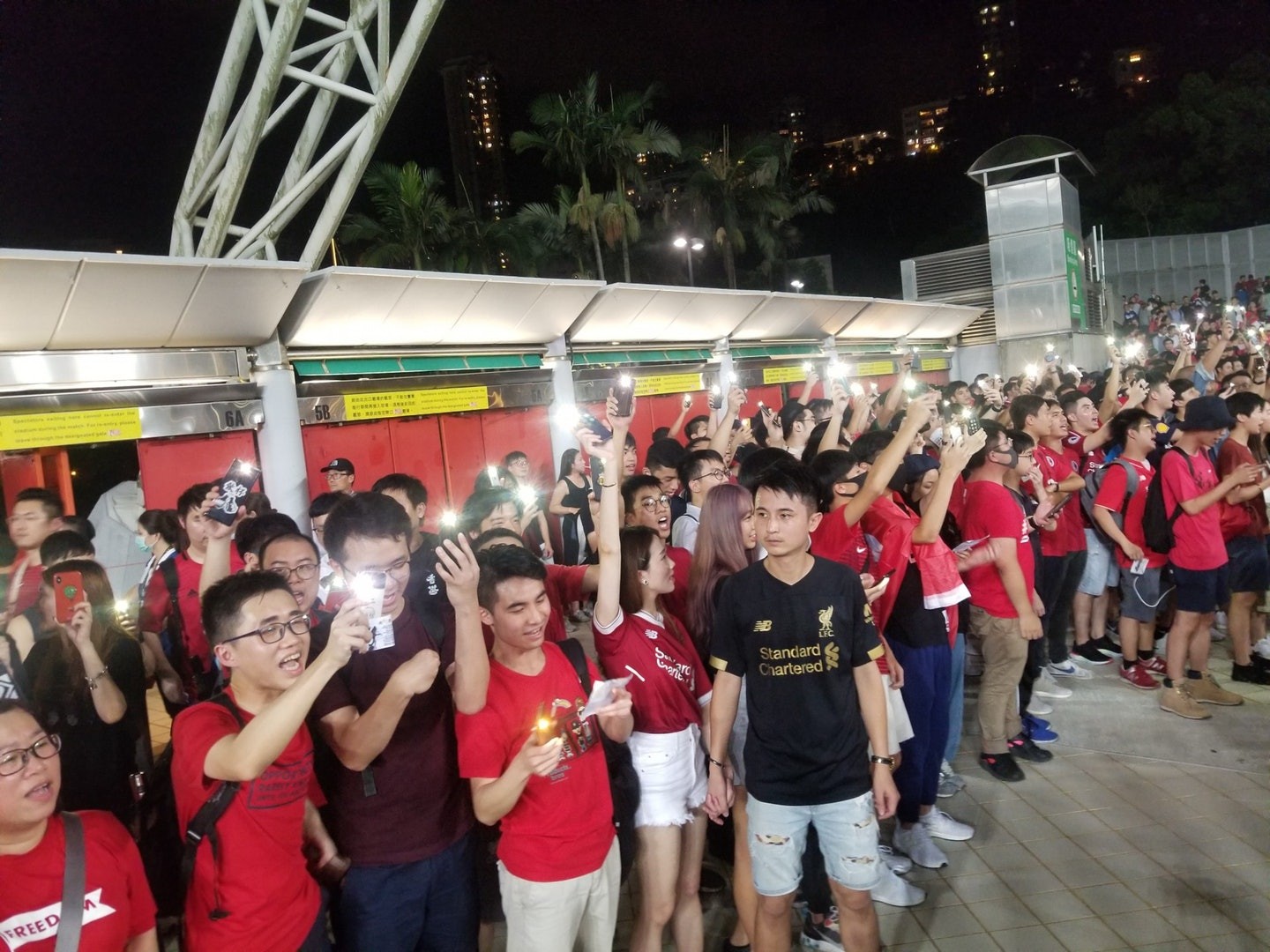▲香港對伊朗的世界盃外圍賽，球迷高叫口號及唱歌。（圖／香港01授權提供）