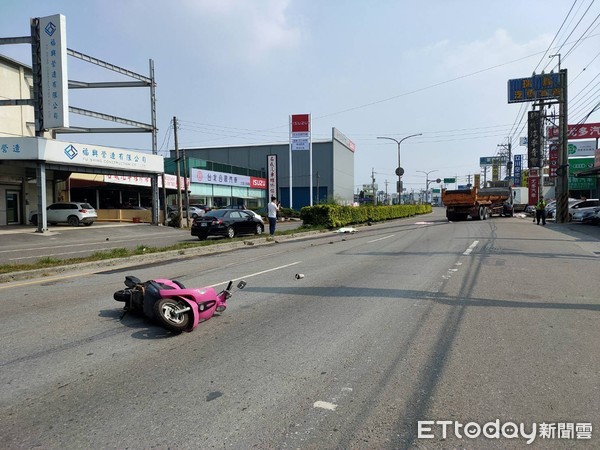 ▲▼虎尾雙載機車遭砂石車輾斃。（圖／記者傅誠攝）