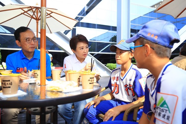 ▲盧秀燕開心和力行國小棒球員共進早餐。（圖／台中市政府提供）