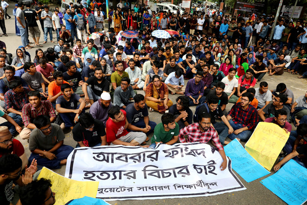 ▲▼孟加拉的大學教授與學生紛紛走上達卡街頭，要求政府還給法哈德（Abrar Fahad）一個公道。（圖／路透）